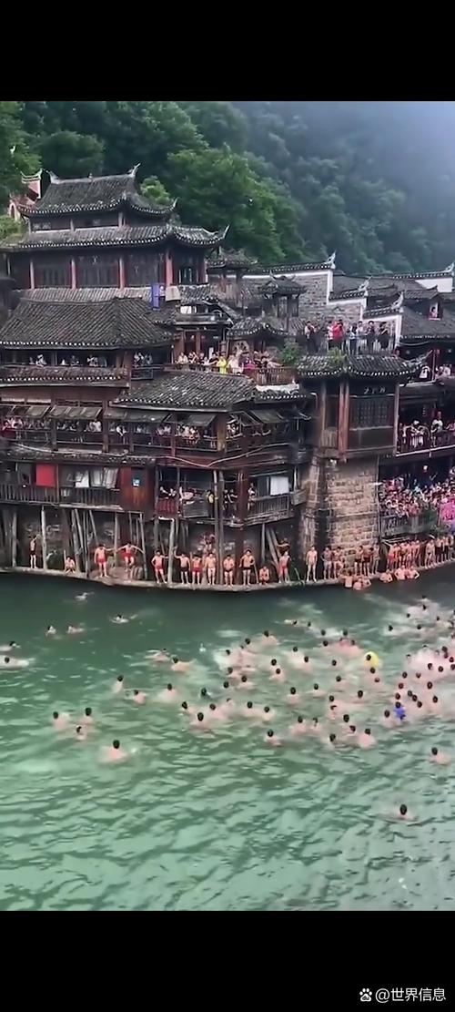 新澳门2025年正版免费和凤凰古城百人抢鸭子与凤凰古城百人抢鸭子是真的吗