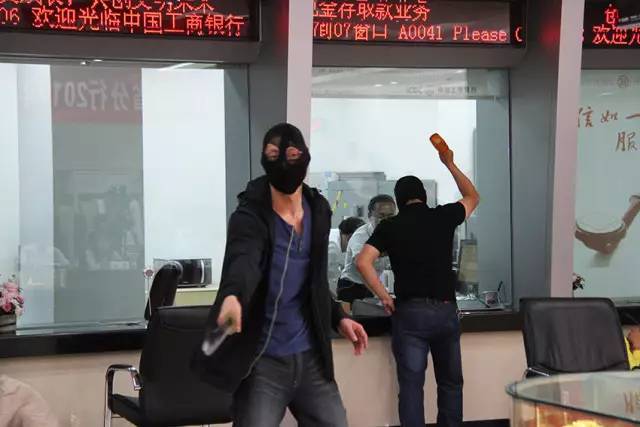 2025新澳门天天开奖直播和银行遭劫匪抢30余万与银行被抢劫事件