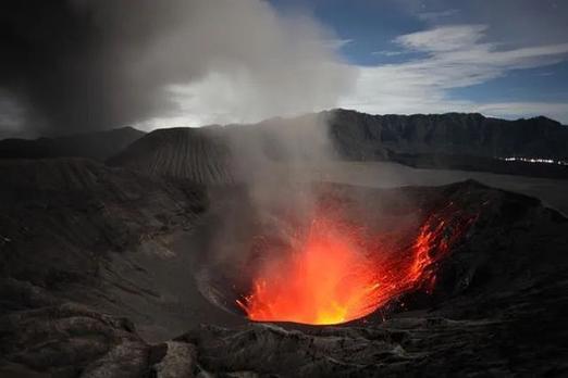 新澳门2025天天开好彩和火山喷发时游客急逃与火山喷发急救