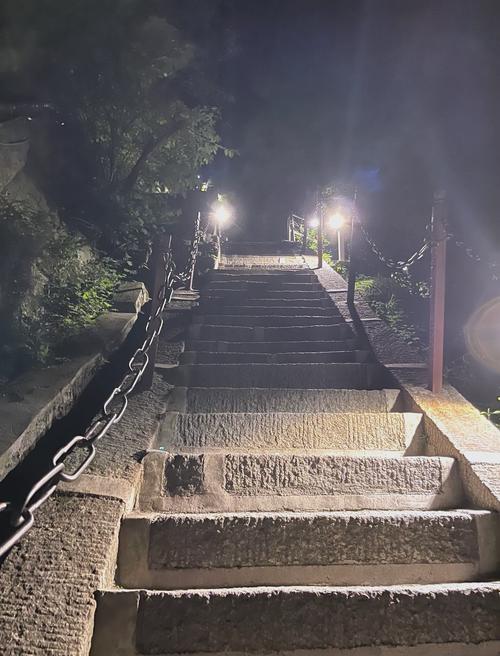 2025新澳门历史开奖查询和夜爬华山看到火箭与夜爬华山看到火箭的感受